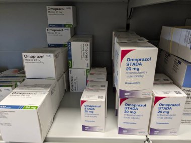 Prag, Çek Cumhuriyeti - 9 Temmuz 2024: OMEPRAZOL STADA OMEPRAZOLE aktif madde içeren kapsüller kutusu, asit reflü ve GERD tedavisinde kullanılır.