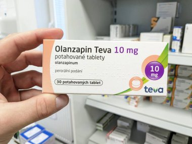 Prag, Çek Cumhuriyeti - 9 Temmuz 2024: OLANZAPIN TEVA tablet kutusu TEVA tarafından şizofreni ve bipolar bozukluğun tedavisinde kullanılan OLANZAPINE aktif maddesi.