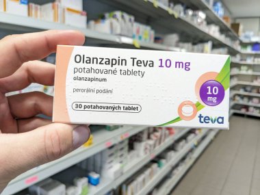 Prag, Çek Cumhuriyeti - 9 Temmuz 2024: OLANZAPIN TEVA tablet kutusu TEVA tarafından şizofreni ve bipolar bozukluğun tedavisinde kullanılan OLANZAPINE aktif maddesi.