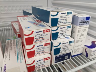 Brno, Çek Cumhuriyeti - 28 Haziran 2024: Ozempic kutusu. Ozempik ilacın Çek versiyonu. Çek Cumhuriyeti 'nde diyabet tedavisi. Bir paket semaglutid. Diyabet ilacı. Bazen kilo vermek için kullanılıyor.