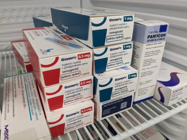 Brno, Çek Cumhuriyeti - 28 Haziran 2024: Ozempic kutusu. Ozempik ilacın Çek versiyonu. Çek Cumhuriyeti 'nde diyabet tedavisi. Bir paket semaglutid. Diyabet ilacı. Bazen kilo vermek için kullanılıyor.