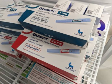 Brno, Çek Cumhuriyeti - 28 Haziran 2024: Ozempic kutusu. Ozempik ilacın Çek versiyonu. Çek Cumhuriyeti 'nde diyabet tedavisi. Bir paket semaglutid. Diyabet ilacı. Bazen kilo vermek için kullanılıyor.