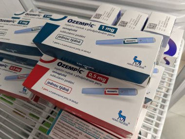 Brno, Çek Cumhuriyeti - 28 Haziran 2024: Ozempic kutusu. Ozempik ilacın Çek versiyonu. Çek Cumhuriyeti 'nde diyabet tedavisi. Bir paket semaglutid. Diyabet ilacı. Bazen kilo vermek için kullanılıyor.