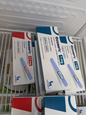 Brno, Çek Cumhuriyeti - 28 Haziran 2024: Ozempic kutusu. Ozempik ilacın Çek versiyonu. Çek Cumhuriyeti 'nde diyabet tedavisi. Bir paket semaglutid. Diyabet ilacı. Bazen kilo vermek için kullanılıyor.