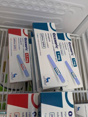 Brno, Çek Cumhuriyeti - 28 Haziran 2024: Ozempic kutusu. Ozempik ilacın Çek versiyonu. Çek Cumhuriyeti 'nde diyabet tedavisi. Bir paket semaglutid. Diyabet ilacı. Bazen kilo vermek için kullanılıyor.
