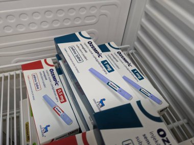 Brno, Çek Cumhuriyeti - 28 Haziran 2024: Ozempic kutusu. Ozempik ilacın Çek versiyonu. Çek Cumhuriyeti 'nde diyabet tedavisi. Bir paket semaglutid. Diyabet ilacı. Bazen kilo vermek için kullanılıyor.