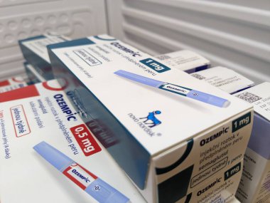 Brno, Çek Cumhuriyeti - 28 Haziran 2024: Ozempic kutusu. Ozempik ilacın Çek versiyonu. Çek Cumhuriyeti 'nde diyabet tedavisi. Bir paket semaglutid. Diyabet ilacı. Bazen kilo vermek için kullanılıyor.