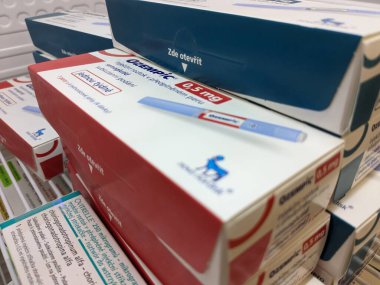 Brno, Çek Cumhuriyeti - 28 Haziran 2024: Ozempic kutusu. Ozempik ilacın Çek versiyonu. Çek Cumhuriyeti 'nde diyabet tedavisi. Bir paket semaglutid. Diyabet ilacı. Bazen kilo vermek için kullanılıyor.