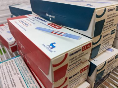 Brno, Çek Cumhuriyeti - 28 Haziran 2024: Ozempic kutusu. Ozempik ilacın Çek versiyonu. Çek Cumhuriyeti 'nde diyabet tedavisi. Bir paket semaglutid. Diyabet ilacı. Bazen kilo vermek için kullanılıyor.