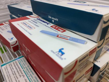 Brno, Çek Cumhuriyeti - 28 Haziran 2024: Ozempic kutusu. Ozempik ilacın Çek versiyonu. Çek Cumhuriyeti 'nde diyabet tedavisi. Bir paket semaglutid. Diyabet ilacı. Bazen kilo vermek için kullanılıyor.