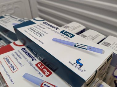 Brno, Çek Cumhuriyeti - 28 Haziran 2024: Ozempic kutusu. Ozempik ilacın Çek versiyonu. Çek Cumhuriyeti 'nde diyabet tedavisi. Bir paket semaglutid. Diyabet ilacı. Bazen kilo vermek için kullanılıyor.