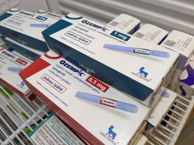 Brno, Çek Cumhuriyeti - 28 Haziran 2024: Ozempic kutusu. Ozempik ilacın Çek versiyonu. Çek Cumhuriyeti 'nde diyabet tedavisi. Bir paket semaglutid. Diyabet ilacı. Bazen kilo vermek için kullanılıyor.
