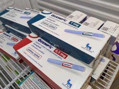 Brno, Çek Cumhuriyeti - 28 Haziran 2024: Ozempic kutusu. Ozempik ilacın Çek versiyonu. Çek Cumhuriyeti 'nde diyabet tedavisi. Bir paket semaglutid. Diyabet ilacı. Bazen kilo vermek için kullanılıyor.