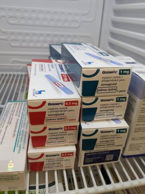 Brno, Çek Cumhuriyeti - 28 Haziran 2024: Ozempic kutusu. Ozempik ilacın Çek versiyonu. Çek Cumhuriyeti 'nde diyabet tedavisi. Bir paket semaglutid. Diyabet ilacı. Bazen kilo vermek için kullanılıyor.