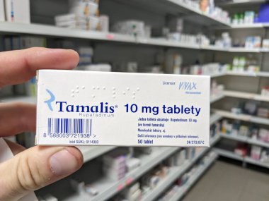 Prag, Çek Cumhuriyeti - 10 Temmuz 2024: Egis Pharmaceuticals tarafından kullanılan ve alerjik rhinitis ve kronik urtikia tedavisinde kullanılan desloratadine aktif maddeli Tamalis kutusu.