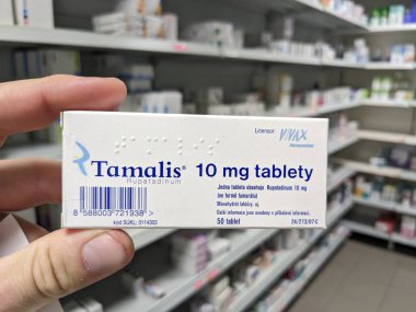 Prag, Çek Cumhuriyeti - 10 Temmuz 2024: Egis Pharmaceuticals tarafından kullanılan ve alerjik rhinitis ve kronik urtikia tedavisinde kullanılan desloratadine aktif maddeli Tamalis kutusu.