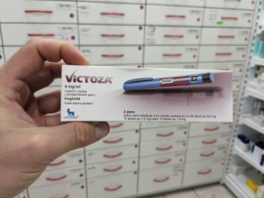 Prag, Çek Cumhuriyeti - 10 Temmuz 2024: NOVO NORDISK tarafından kullanılan LIRAGLUTIDE aktif maddesi ile VICTOZA ilaç kutusu, tip 2 diyabet ve kan şekerini kontrol etmek için kullanılır.
