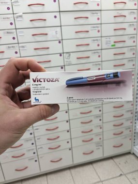 Prag, Çek Cumhuriyeti - 10 Temmuz 2024: NOVO NORDISK tarafından kullanılan LIRAGLUTIDE aktif maddesi ile VICTOZA ilaç kutusu, tip 2 diyabet ve kan şekerini kontrol etmek için kullanılır.