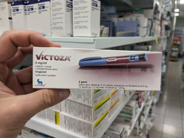 Prag, Çek Cumhuriyeti - 10 Temmuz 2024: NOVO NORDISK tarafından kullanılan LIRAGLUTIDE aktif maddesi ile VICTOZA ilaç kutusu, tip 2 diyabet ve kan şekerini kontrol etmek için kullanılır.