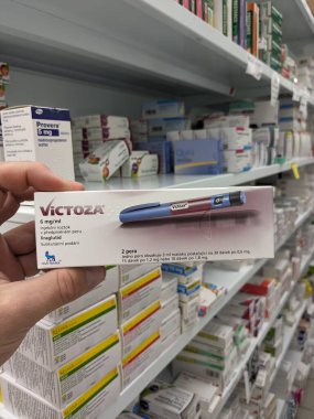 Prag, Çek Cumhuriyeti - 10 Temmuz 2024: NOVO NORDISK tarafından kullanılan LIRAGLUTIDE aktif maddesi ile VICTOZA ilaç kutusu, tip 2 diyabet ve kan şekerini kontrol etmek için kullanılır.