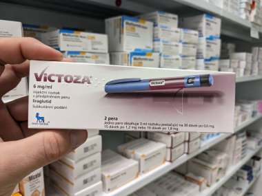 Prag, Çek Cumhuriyeti - 10 Temmuz 2024: NOVO NORDISK tarafından kullanılan LIRAGLUTIDE aktif maddesi ile VICTOZA ilaç kutusu, tip 2 diyabet ve kan şekerini kontrol etmek için kullanılır.