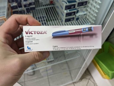 Prag, Çek Cumhuriyeti - 10 Temmuz 2024: NOVO NORDISK tarafından kullanılan LIRAGLUTIDE aktif maddesi ile VICTOZA ilaç kutusu, tip 2 diyabet ve kan şekerini kontrol etmek için kullanılır.