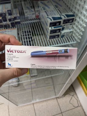 Prag, Çek Cumhuriyeti - 10 Temmuz 2024: NOVO NORDISK tarafından kullanılan LIRAGLUTIDE aktif maddesi ile VICTOZA ilaç kutusu, tip 2 diyabet ve kan şekerini kontrol etmek için kullanılır.