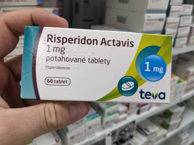 Prag, Çek Cumhuriyeti - 28 Haziran 2024: Risperidone-Risperidon Actavis 1 mg hapları, atipik antipsikotik ilaç-şizofreni tedavisi