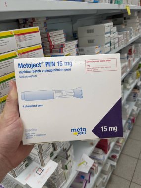 Prag, Çek Cumhuriyeti - 10 Temmuz 2024: METHOTREXATE aktif maddesiyle birlikte MEDAC, kanser, romatoid artrit ve sedef hastalıklarının tedavisinde kullanılan METOJECT PEN.