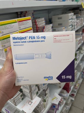 Prag, Çek Cumhuriyeti - 10 Temmuz 2024: METHOTREXATE aktif maddesiyle birlikte MEDAC, kanser, romatoid artrit ve sedef hastalıklarının tedavisinde kullanılan METOJECT PEN.