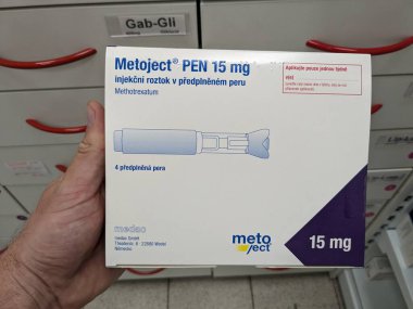 Prag, Çek Cumhuriyeti - 10 Temmuz 2024: METHOTREXATE aktif maddesiyle birlikte MEDAC, kanser, romatoid artrit ve sedef hastalıklarının tedavisinde kullanılan METOJECT PEN.