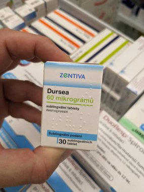 Prag, Çek Cumhuriyeti - 10 Temmuz 2024: Egis Pharmaceuticals tarafından kullanılan ve diyabet insipidus ve gece enüressinin tedavisinde kullanılan desmopressin aktif maddeyle dolu Dursea kutusu.