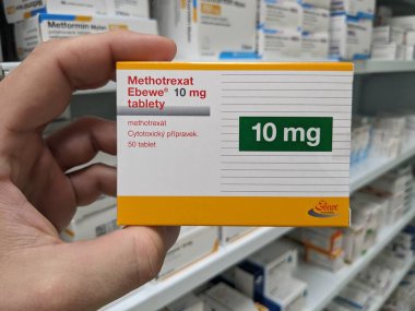Prag, Çek Cumhuriyeti - 10 Temmuz 2024: Methotrexat Ebewe kutu dolusu ilaç, Ebewe Pharma tarafından metotreksat aktif madde, romatizma, sedef hastalığı ve bazı türlerin tedavisinde kullanılır. 