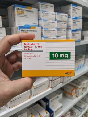 Prag, Çek Cumhuriyeti - 10 Temmuz 2024: Methotrexat Ebewe kutu dolusu ilaç, Ebewe Pharma tarafından metotreksat aktif madde, romatizma, sedef hastalığı ve bazı türlerin tedavisinde kullanılır. 