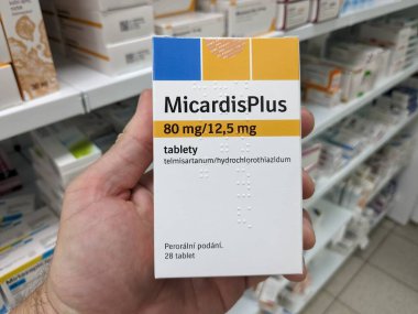 Prag, Çek Cumhuriyeti-9 Temmuz 2024: Micardis Plus kutu dolusu Telmisartan ve Boehringer Ingelheim tarafından kullanılan hidroklorotiyazit aktif maddeler, yüksek tansiyon ve yüksek kan pres tedavisinde kullanıldı