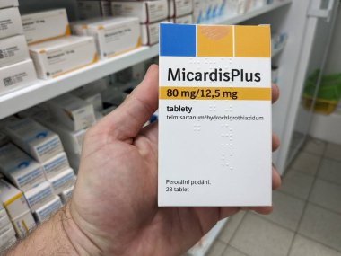 Prag, Çek Cumhuriyeti-9 Temmuz 2024: Micardis Plus kutu dolusu Telmisartan ve Boehringer Ingelheim tarafından kullanılan hidroklorotiyazit aktif maddeler, yüksek tansiyon ve yüksek kan pres tedavisinde kullanıldı