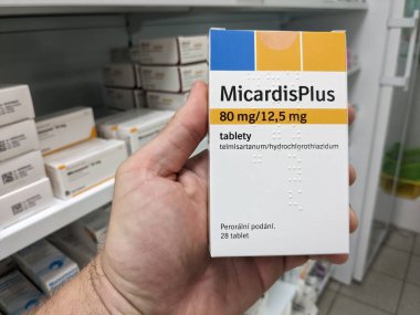 Prag, Çek Cumhuriyeti-9 Temmuz 2024: Micardis Plus kutu dolusu Telmisartan ve Boehringer Ingelheim tarafından kullanılan hidroklorotiyazit aktif maddeler, yüksek tansiyon ve yüksek kan pres tedavisinde kullanıldı