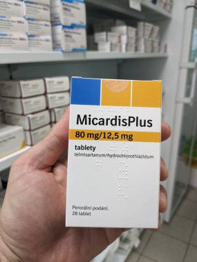 Prag, Çek Cumhuriyeti-9 Temmuz 2024: Micardis Plus kutu dolusu Telmisartan ve Boehringer Ingelheim tarafından kullanılan hidroklorotiyazit aktif maddeler, yüksek tansiyon ve yüksek kan pres tedavisinde kullanıldı