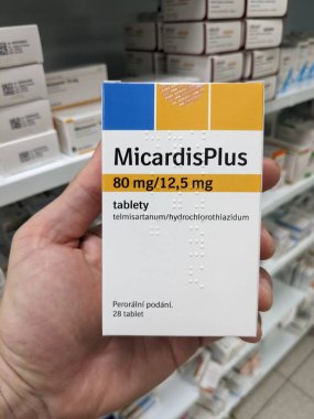 Prag, Çek Cumhuriyeti-9 Temmuz 2024: Micardis Plus kutu dolusu Telmisartan ve Boehringer Ingelheim tarafından kullanılan hidroklorotiyazit aktif maddeler, yüksek tansiyon ve yüksek kan pres tedavisinde kullanıldı