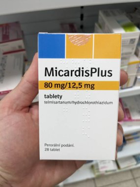 Prag, Çek Cumhuriyeti-9 Temmuz 2024: Micardis Plus kutu dolusu Telmisartan ve Boehringer Ingelheim tarafından kullanılan hidroklorotiyazit aktif maddeler, yüksek tansiyon ve yüksek kan pres tedavisinde kullanıldı