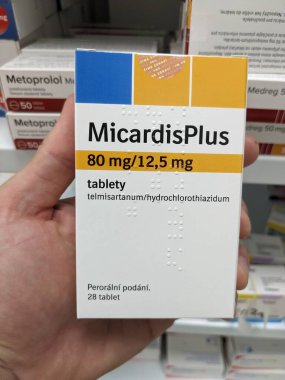 Prag, Çek Cumhuriyeti-9 Temmuz 2024: Micardis Plus kutu dolusu Telmisartan ve Boehringer Ingelheim tarafından kullanılan hidroklorotiyazit aktif maddeler, yüksek tansiyon ve yüksek kan pres tedavisinde kullanıldı