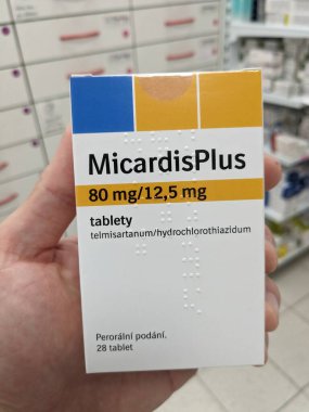 Prag, Çek Cumhuriyeti-9 Temmuz 2024: Micardis Plus kutu dolusu Telmisartan ve Boehringer Ingelheim tarafından kullanılan hidroklorotiyazit aktif maddeler, yüksek tansiyon ve yüksek kan pres tedavisinde kullanıldı