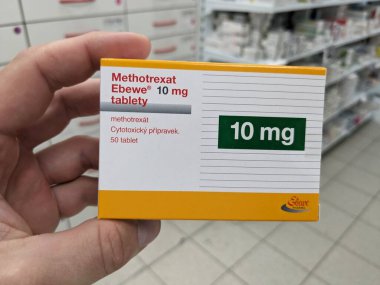 Prag, Çek Cumhuriyeti - 10 Temmuz 2024: Methotrexat Ebewe kutu dolusu ilaç, Ebewe Pharma tarafından metotreksat aktif madde, romatizma, sedef hastalığı ve bazı türlerin tedavisinde kullanılır. 