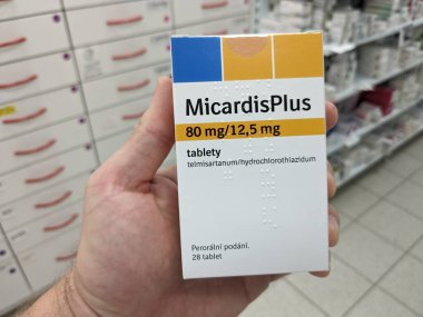 Prag, Çek Cumhuriyeti-9 Temmuz 2024: Micardis Plus kutu dolusu Telmisartan ve Boehringer Ingelheim tarafından kullanılan hidroklorotiyazit aktif maddeler, yüksek tansiyon ve yüksek kan pres tedavisinde kullanıldı