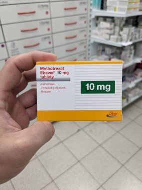 Prag, Çek Cumhuriyeti - 10 Temmuz 2024: Methotrexat Ebewe kutu dolusu ilaç, Ebewe Pharma tarafından metotreksat aktif madde, romatizma, sedef hastalığı ve bazı türlerin tedavisinde kullanılır. 