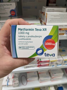 Prag, Çek Cumhuriyeti-27 Haziran 2024: Metformin TEVA kutu dolusu metformin hidroklorür, Teva Eczacılık tarafından kullanılmaktadır.