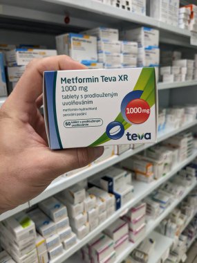 Prag, Çek Cumhuriyeti-27 Haziran 2024: Metformin TEVA kutu dolusu metformin hidroklorür, Teva Eczacılık tarafından kullanılmaktadır.