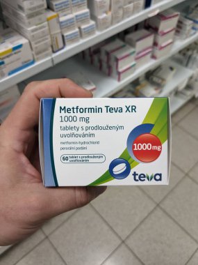 Prag, Çek Cumhuriyeti-27 Haziran 2024: Metformin TEVA kutu dolusu metformin hidroklorür, Teva Eczacılık tarafından kullanılmaktadır.