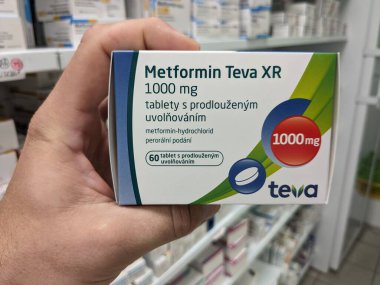 Prag, Çek Cumhuriyeti-27 Haziran 2024: Metformin TEVA kutu dolusu metformin hidroklorür, Teva Eczacılık tarafından kullanılmaktadır.