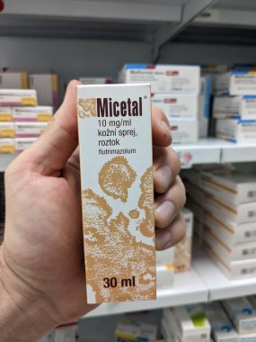Prag, Çek Cumhuriyeti - 9 Temmuz 2024: Mantar derisi enfeksiyonlarının tedavisinde kullanılan GALDERMA 'nın FLUTRIMAZOLE aktif maddesiyle birlikte bir kutu krema.